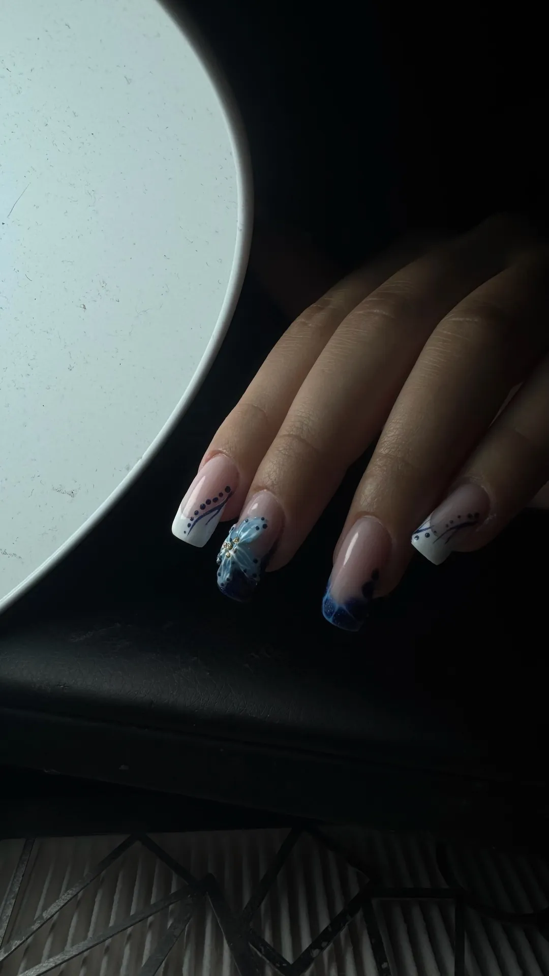 Nail art French bleu avec fleur et points sur base nude