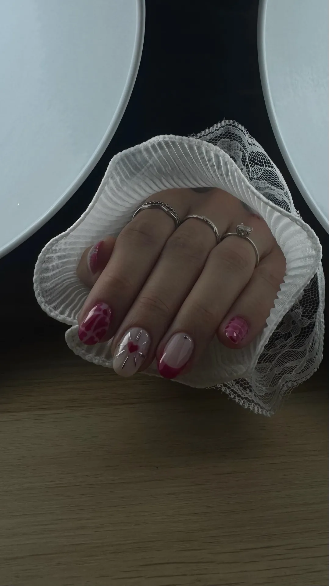 Nail art cœurs roses Saint-Valentin avec dentelle