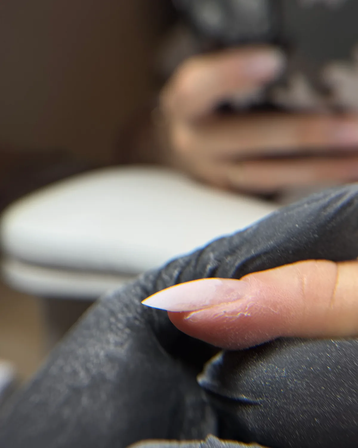 Même ongle après correction, pointe redressée, ligne nette
