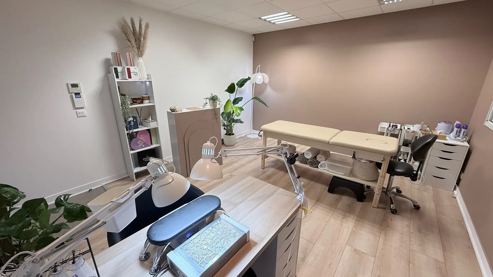 Poste de manucure et table de soin, vue avec pampa et plantes