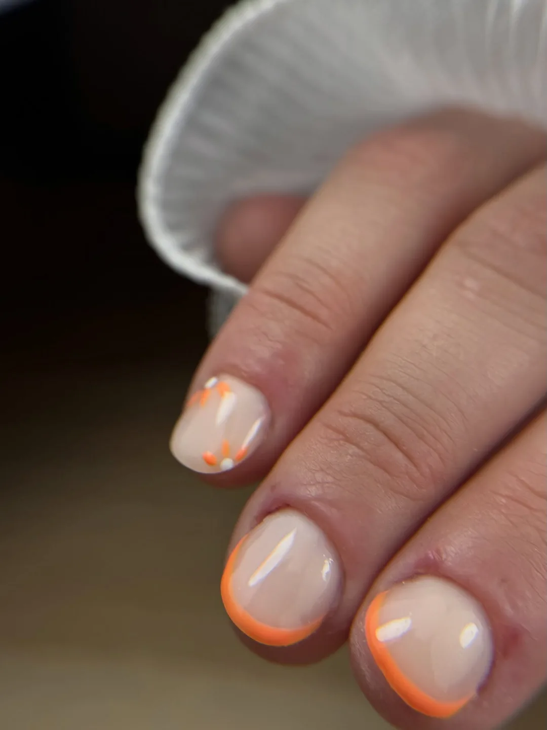 Après : ongles rongés reconstruits, french orange