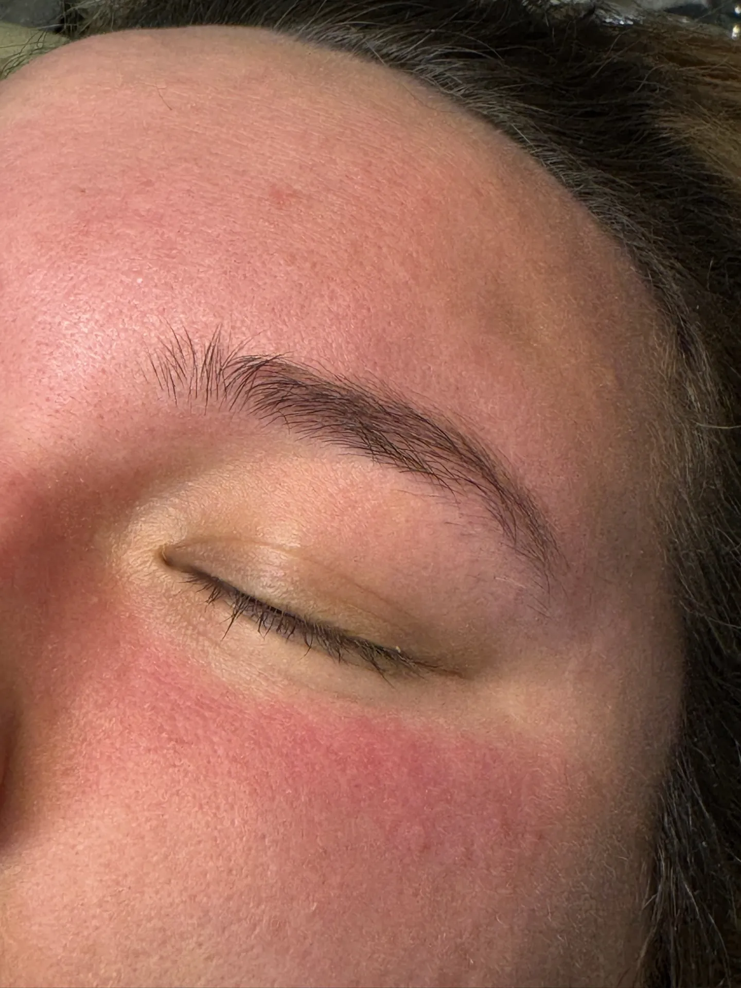 Avant : sourcils au naturel, avant épilation